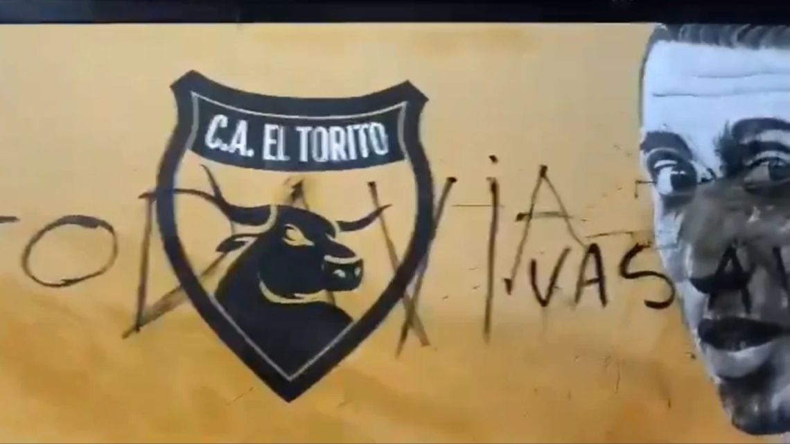 Vandalizaron un mural de Di María y dejaron una intimidante amenaza tras el partido de Central