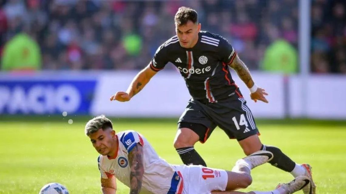 La picante chicanca de Argentinos a González Pirez, tras quejarse del campo de juego: "Golazo por arriba, porque abajo..."