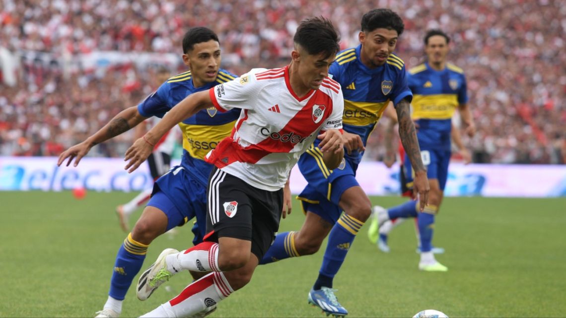 La AFA donó camisetas de Primera División para la lucha contra la ELA