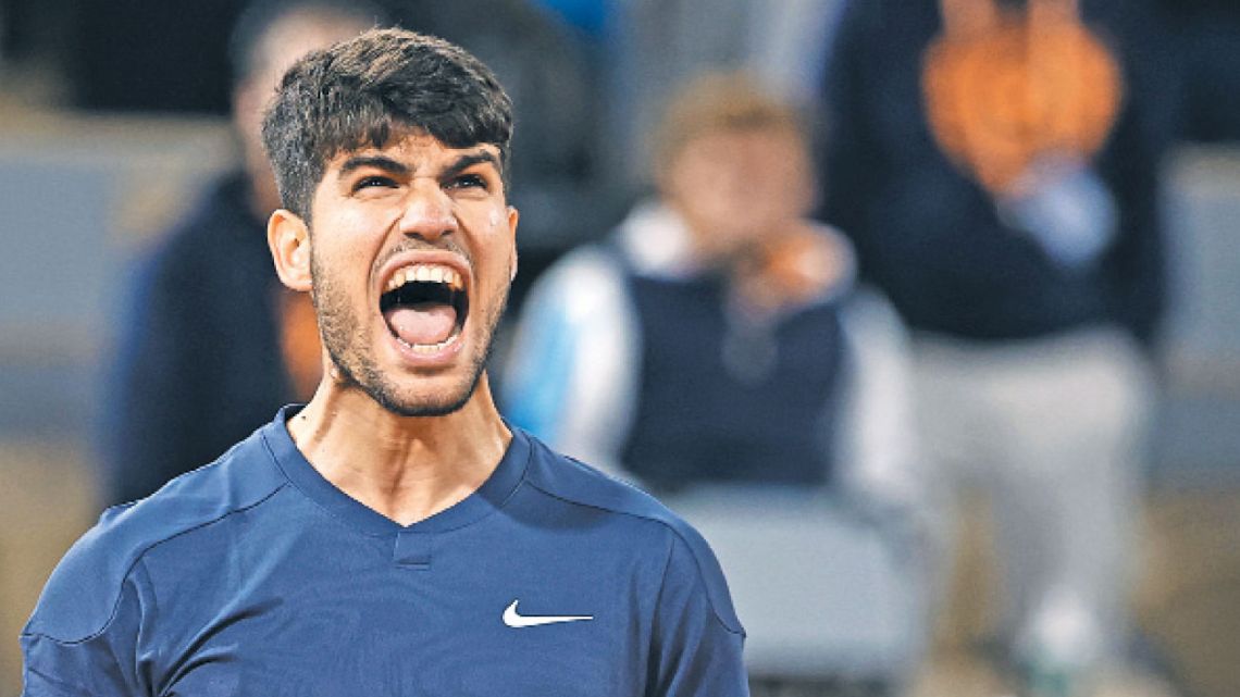 Alcaraz avanza feliz, mientras que Rublev se va furioso