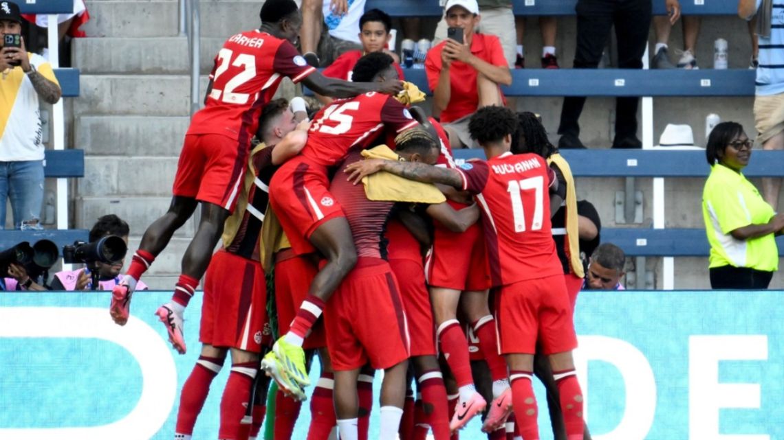 El grupo de Argentina está que arde: Canadá derrotó 1-0 a Perú y se mete en la pelea por la clasificación a cuartos