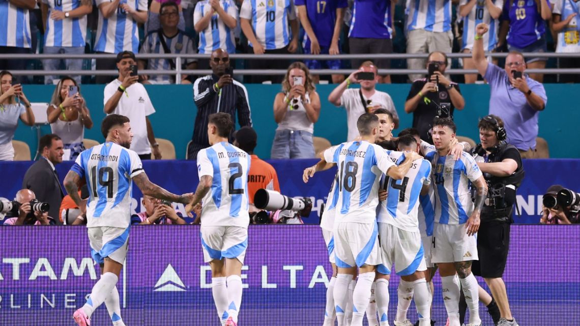 Argentina ganó, gustó y consiguió el puntaje ideal tras superar 2 a 0 a Perú por la Copa América