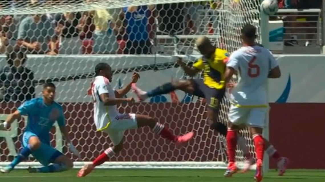 La terrible expulsión de Enner Valencia en el debut de Ecuador en la Copa América 2024