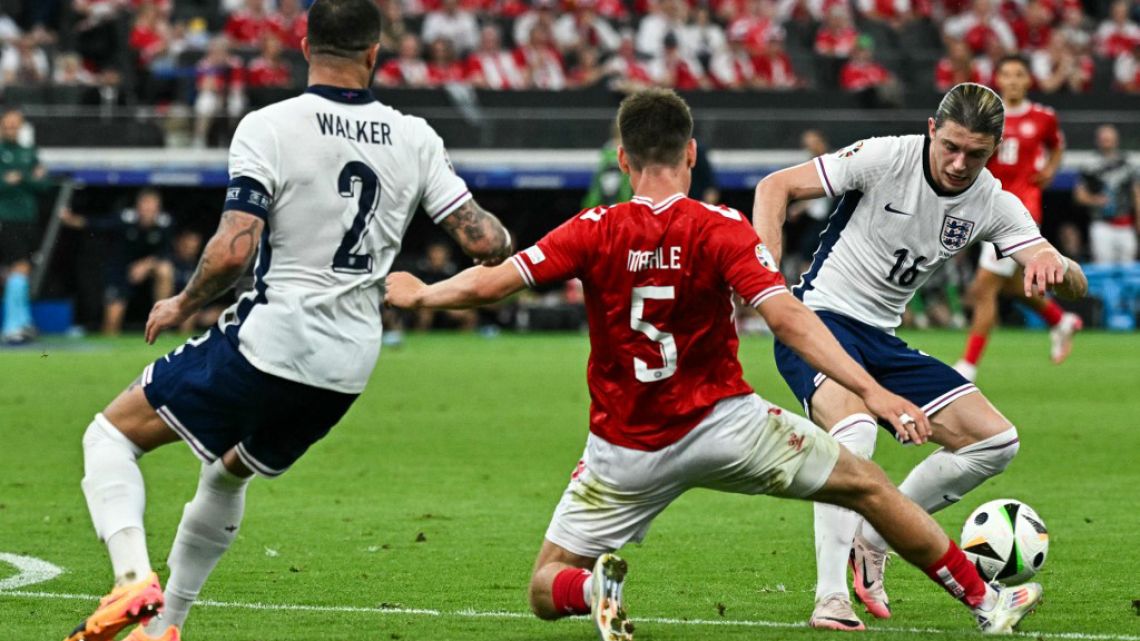Eurocopa: empates de Inglaterra-Dinamarca y Eslovenia-Serbia, mientras llega España-Italia