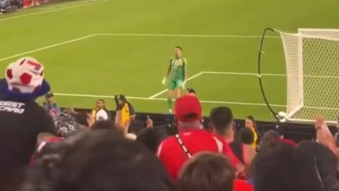 El desaforado festejo del Dibu Martínez frente a la hinchada de Chile que se hizo viral en redes