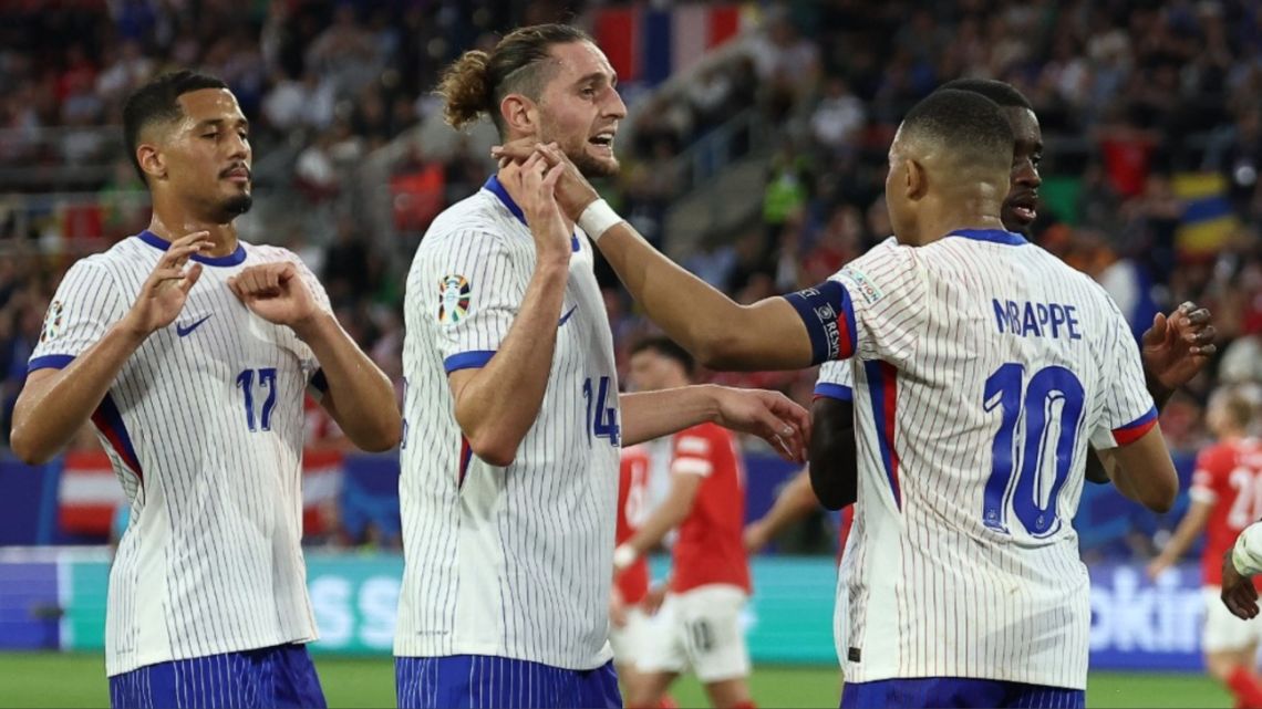 Francia le ganó con lo justo a Austria en su debut de la Eurocopa pero hay preocupación por el fuerte golpe de Mbappé
