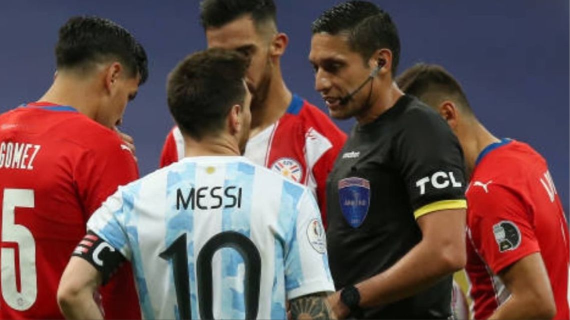 Jesús Valenzuela el árbitro de Argentina-Canadá: el día que hizo enojar a Lionel Messi