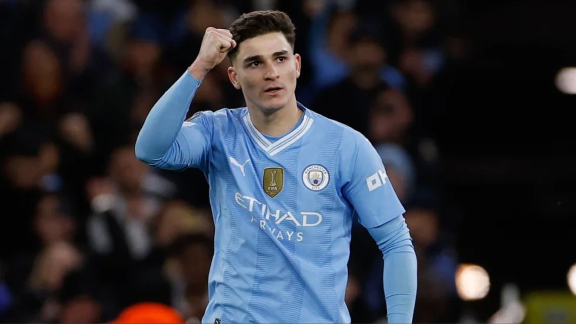 Un club de la Premier League pagaría una fortuna por Julián Álvarez tras el interés del PSG