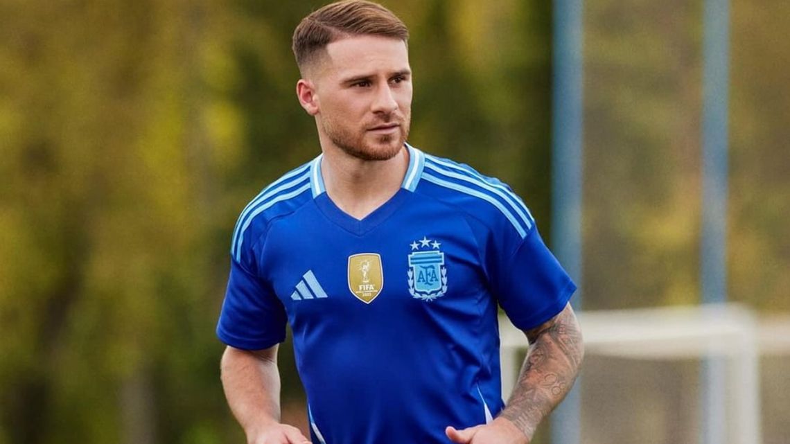 Alexis Mac Allister se rindió ante dos joyitas de Boca Juniors