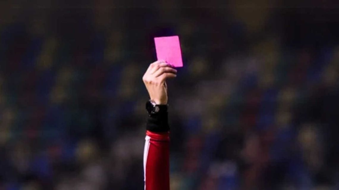 Copa América 2024: cómo funcionará el VAR y para qué se usa la tarjeta rosa
