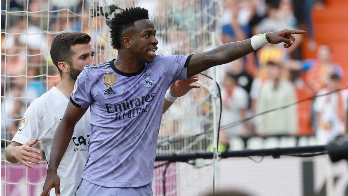 Condenaron a tres hinchas del Valencia por insultos racistas a Vinicius