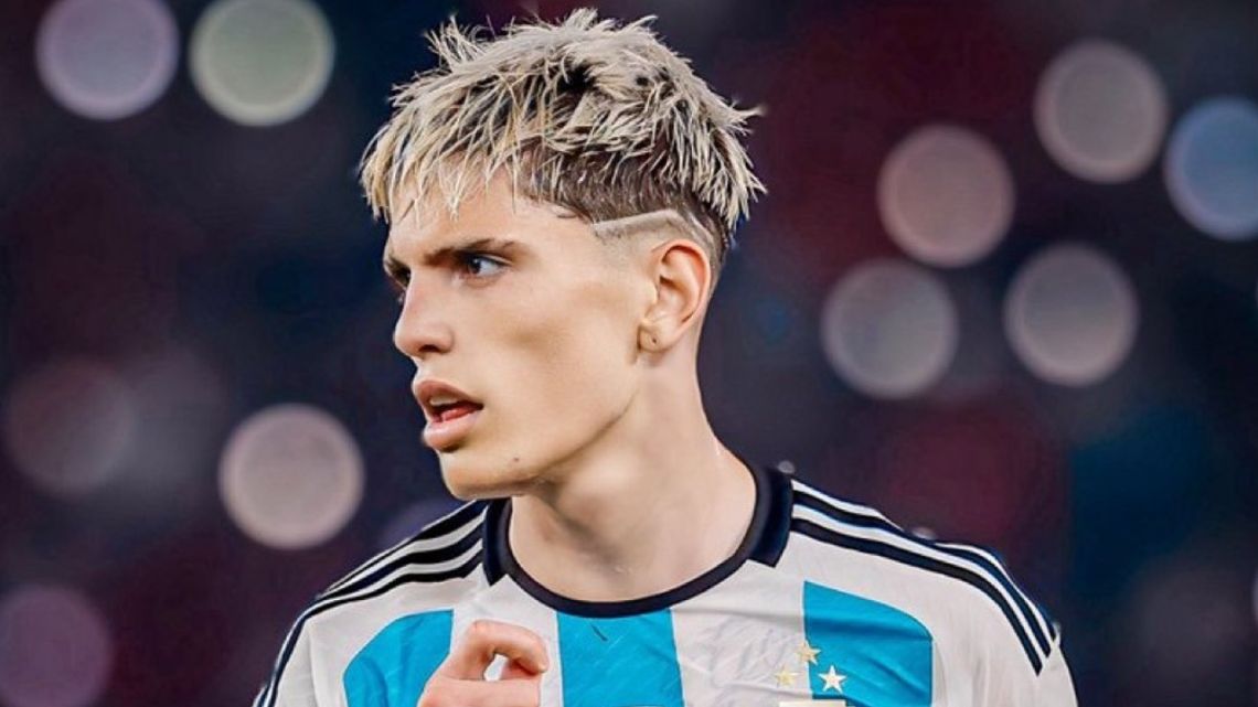 Garnacho posó con una curiosa camiseta del fútbol argentino: "Siempre del lado del bien"