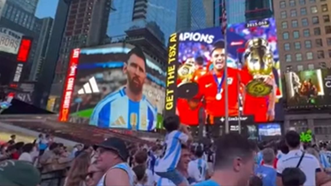 Cada uno con su festejo: el anuncio que pagaron los hinchas chilenos para boicotear el banderazo argentino en el Times Square