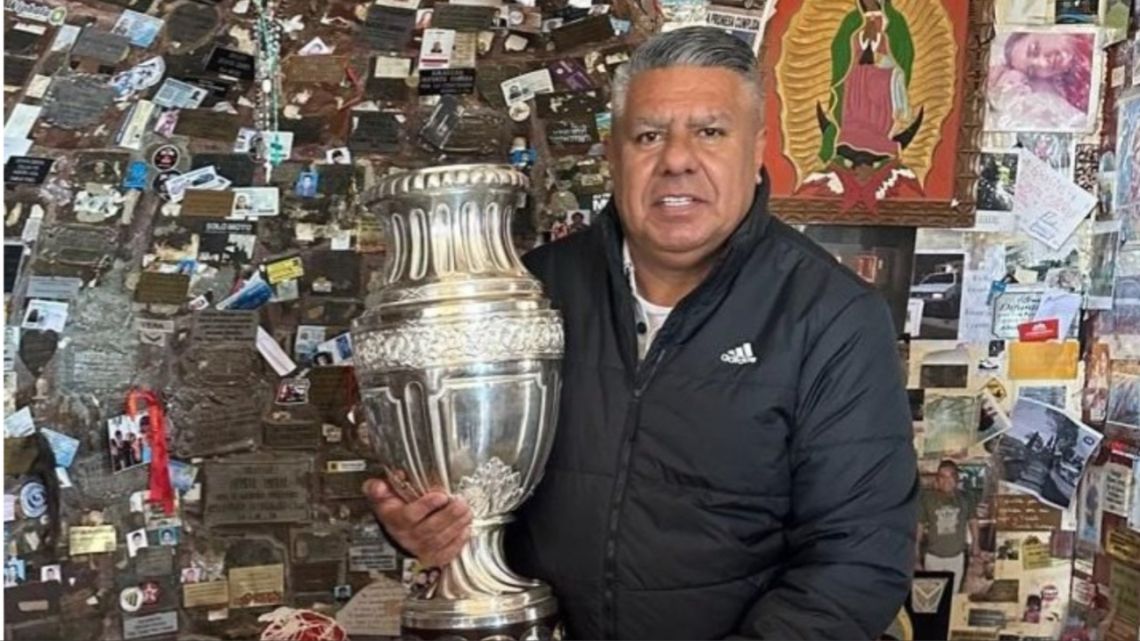 Chiqui Tapia cumplió su promesa, viajó a San Juan y le ofrendó la Copa América a la Difunta Correa