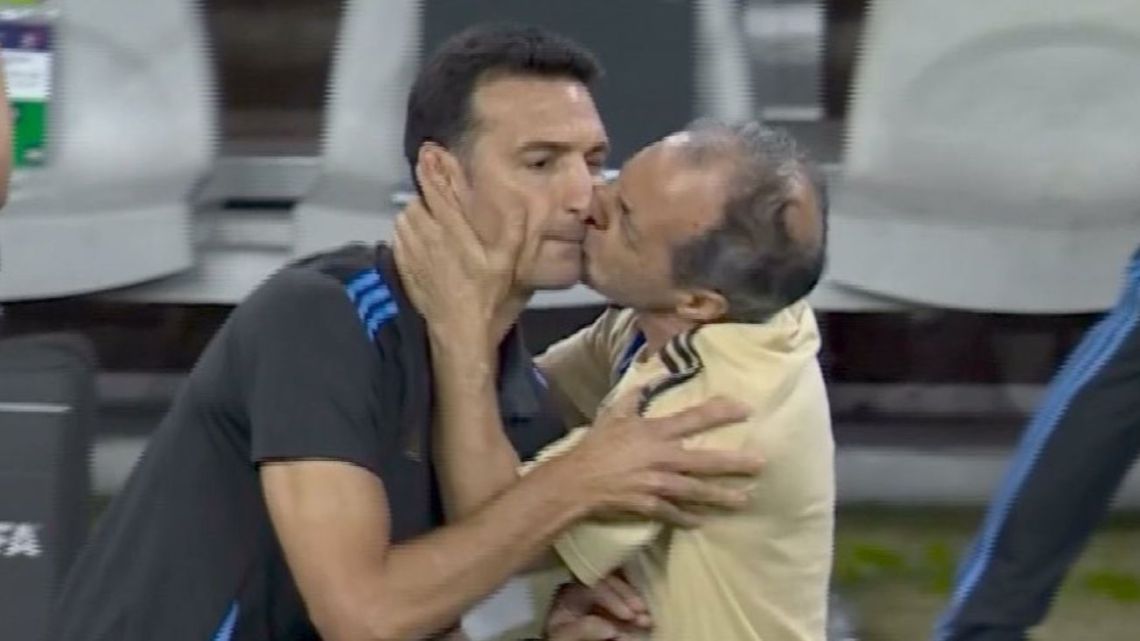 La reacción de Scaloni al beso de Marito, el utilero de la Selección argentina: "Son cosas que pasan cuando estás alegre"