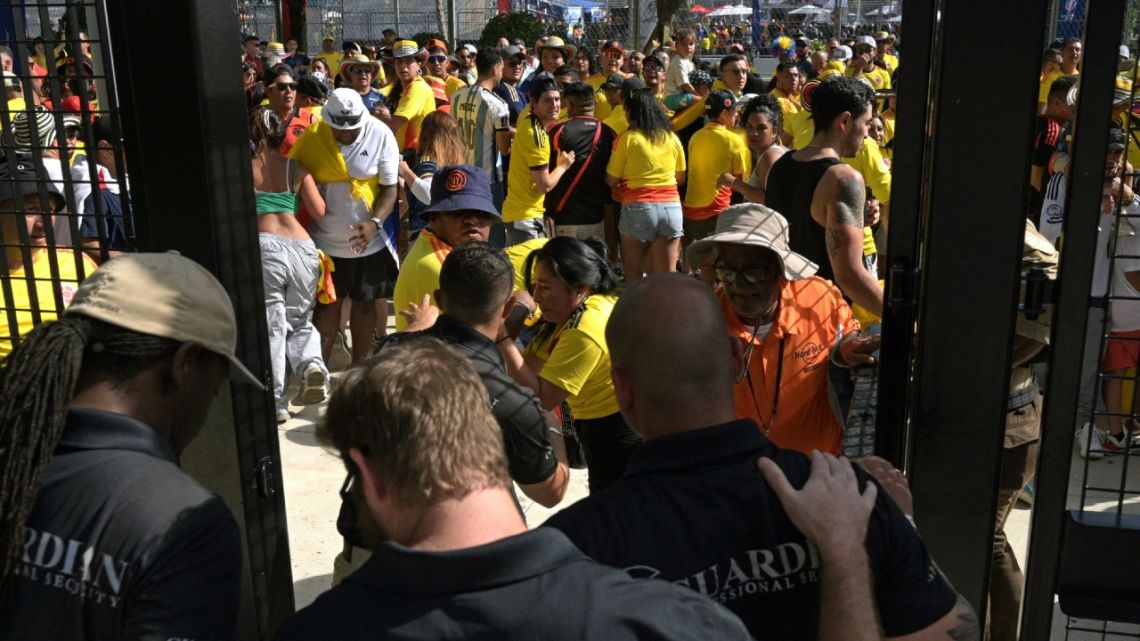A minutos del arranque del partido se registran incidentes en las inmediaciones del Hard Rock Stadium