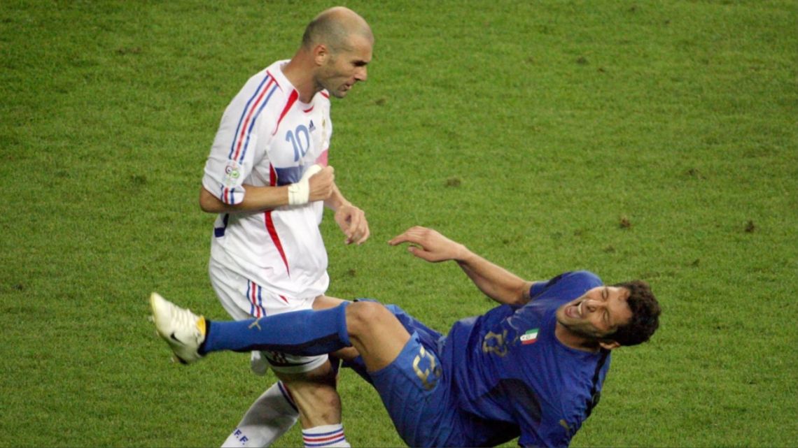 Con la camiseta de Boca Materazzi recordó su polémico cruce con Zidane en Alemania 2006: “Le dije que prefería a su hermana”