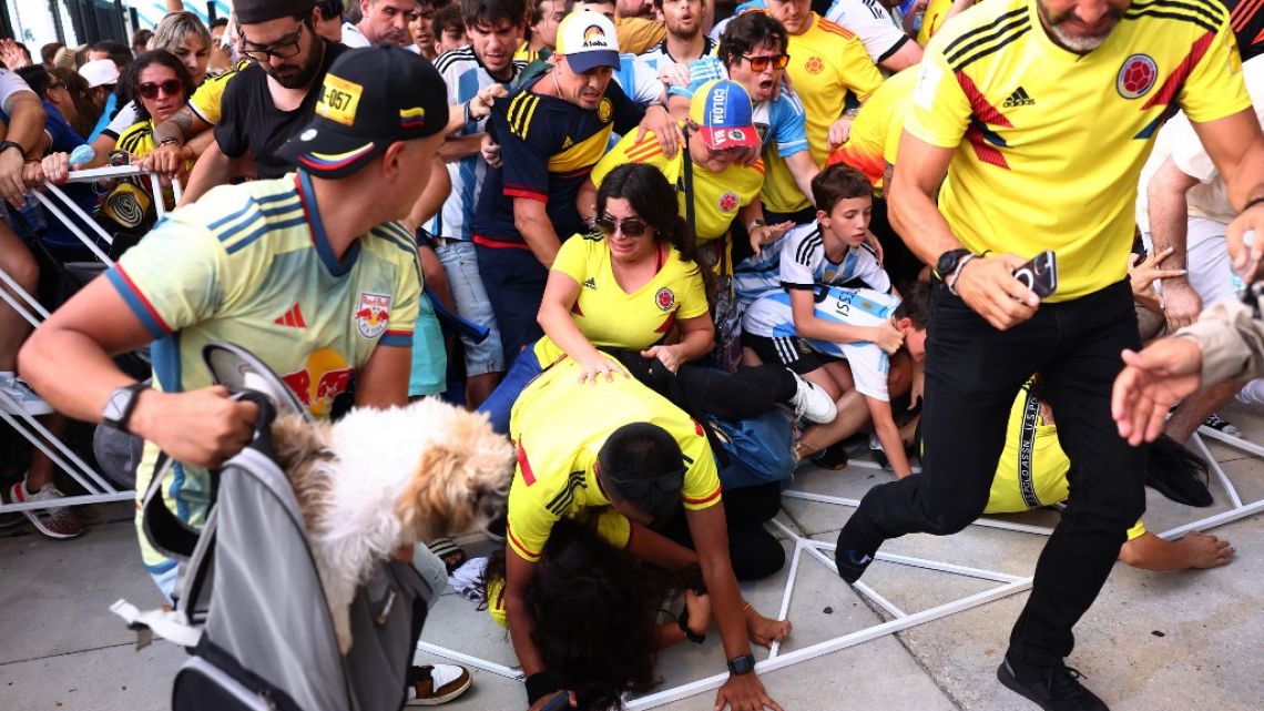 Caos en la final de la Copa América 2024: hubo incidentes entre los que esperaban entrar al estadio