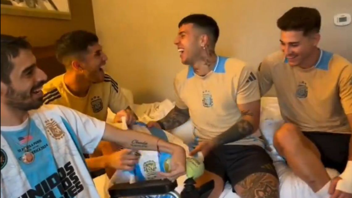 El imperdible video viral de Julián Álvarez, Enzo Fernández y Exequiel Palacios con un hincha argentino