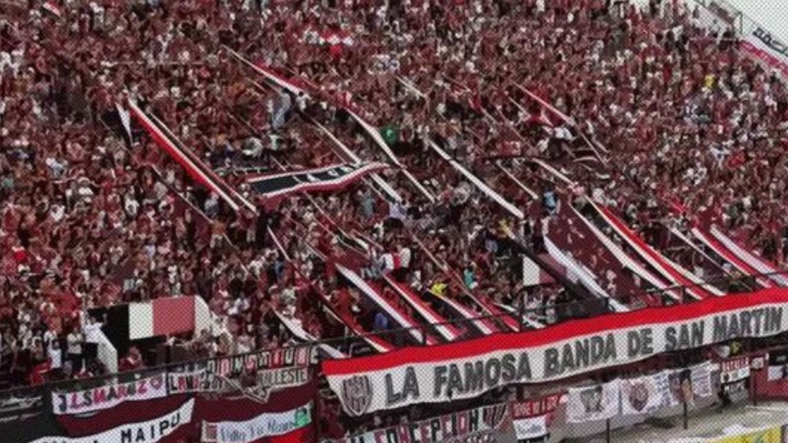 La barra brava de Chacarita atacó los autos de los jugadores