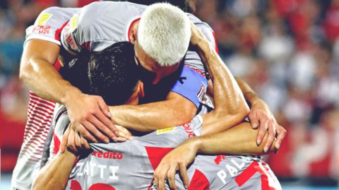 Estudiantes goleó a Newell's, pero la nota fue "la asistencia que dio el línea"