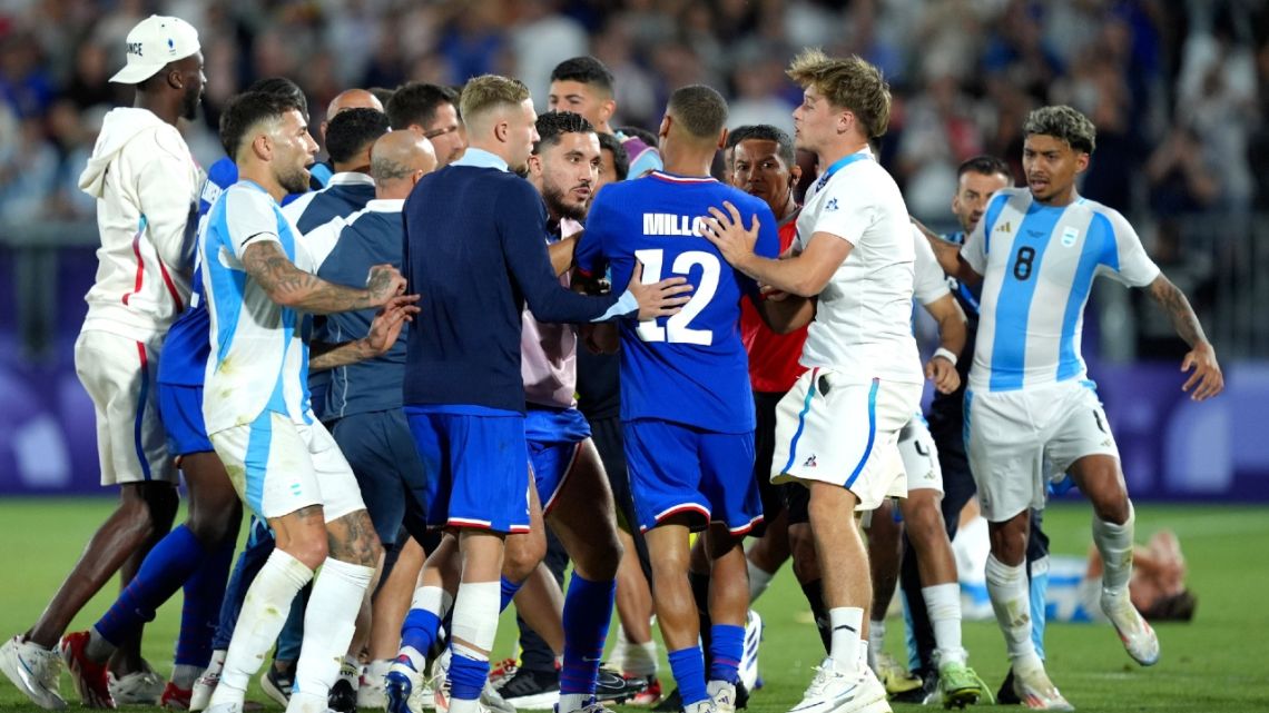 Así fue el picante final del partido entre Argentina y Francia por los Juegos Olímpicos