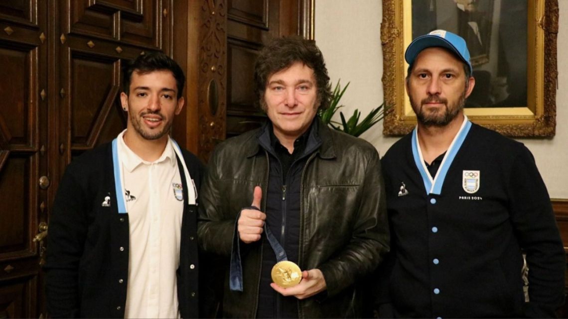 “Maligno” Torres llegó al país, se reunió con Javier Milei y mostró la medalla de oro en el balcón de la Casa Rosada