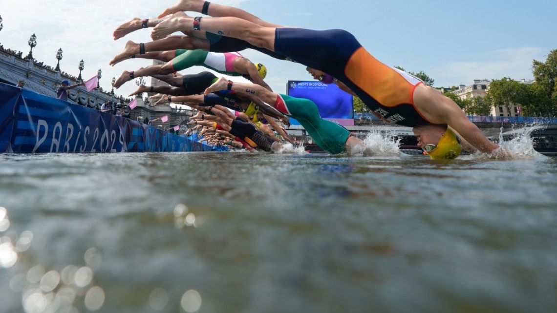 Una triatleta enfermó tras nadar en las aguas del río Sena, cuya calidad es un problema para París 2024