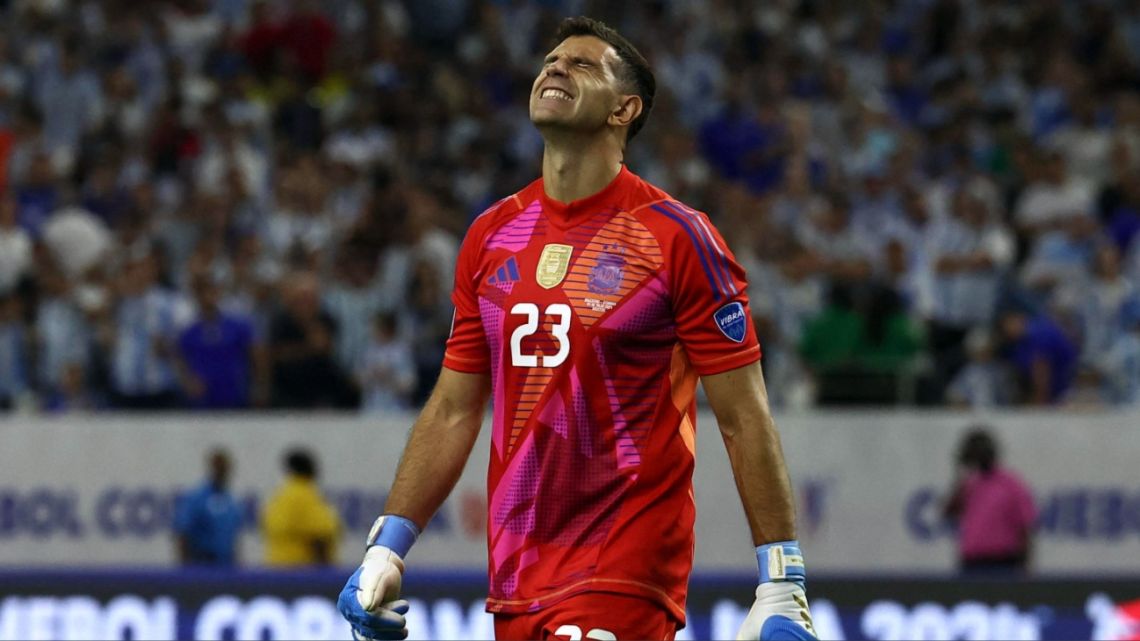 Dibu Martínez se disculpó tras la sanción de Conmebol: "Es una celebración, no quise ofender"