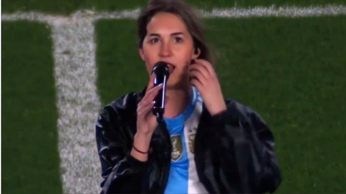 Quién es la mujer que cantó en los festejos de la Selección Argentina: la historia del nuevo hit