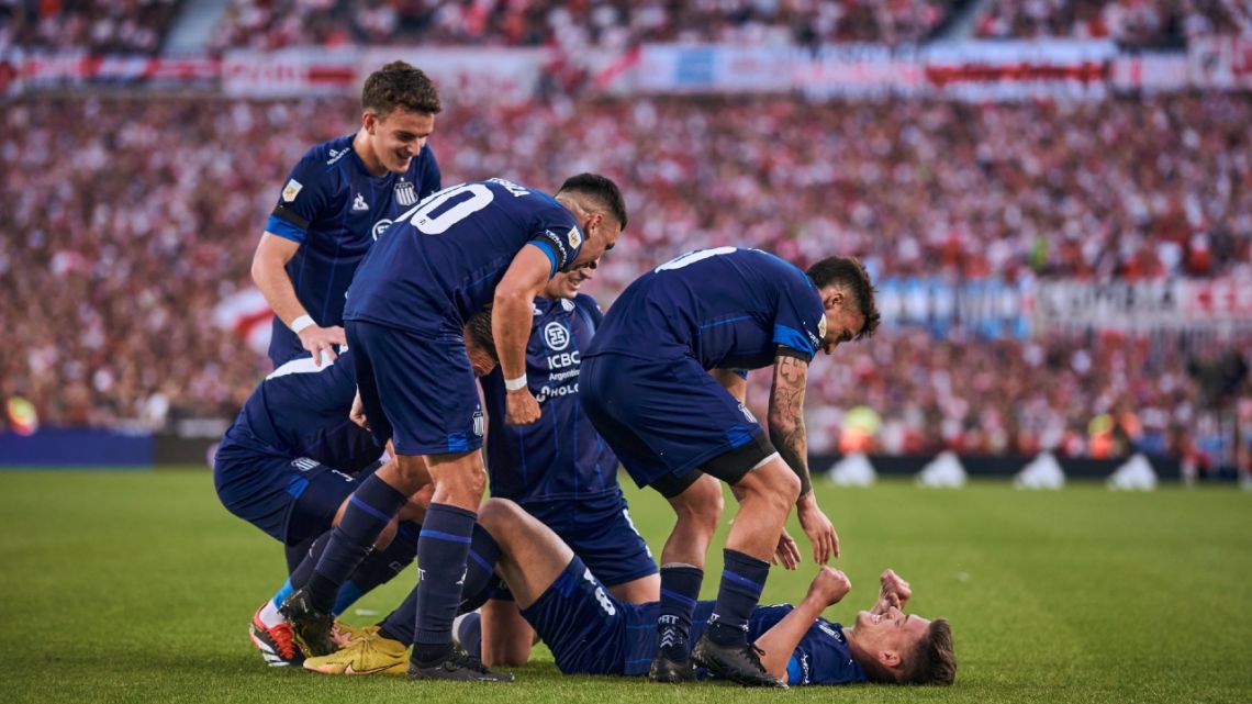 Un nuevo golpe cordobés: los memes y reacciones tras la caída de River Plate