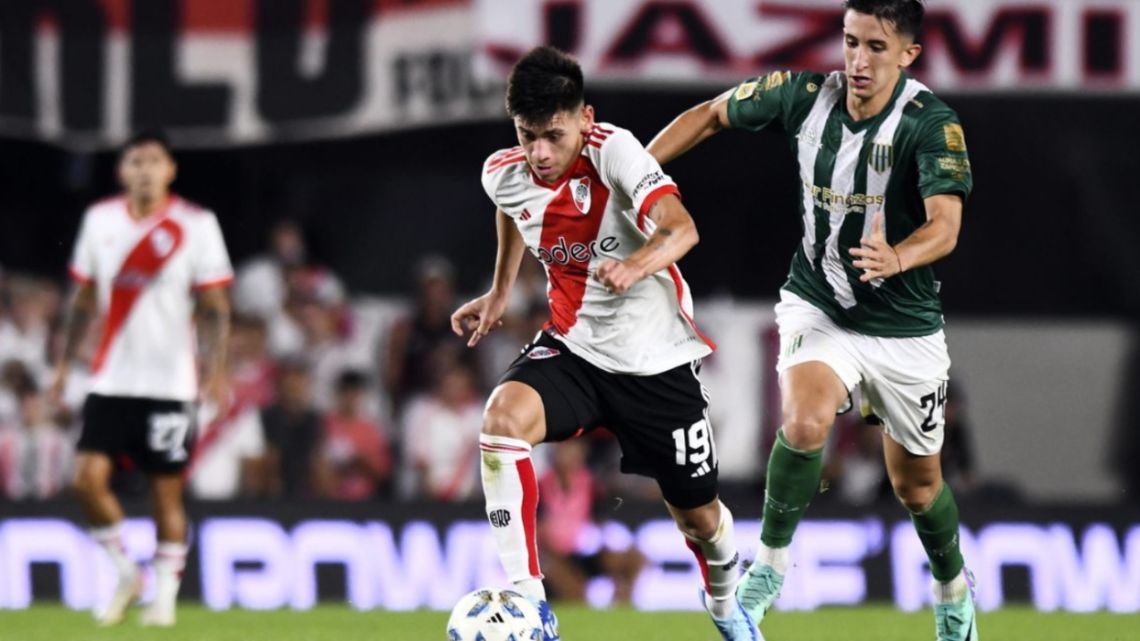 Un golpeado River Plate recibe a Banfield por la Liga Profesional: hora, TV y formaciones