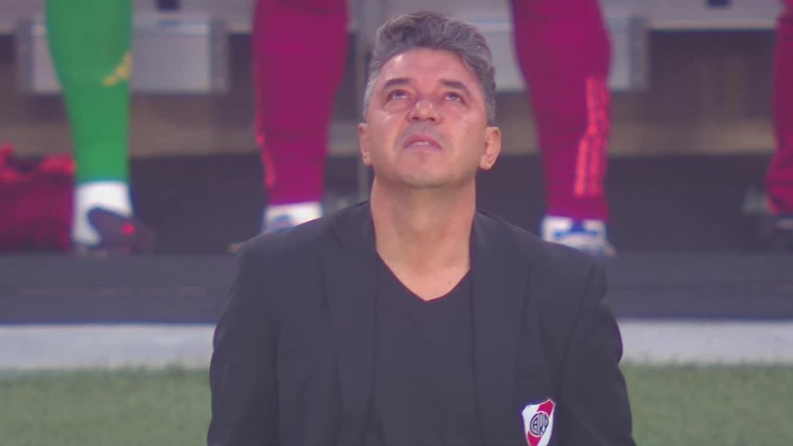 El emotivo momento de Marcelo Gallardo en medio del homenaje que le hicieron a su padre en el estadio Monumental