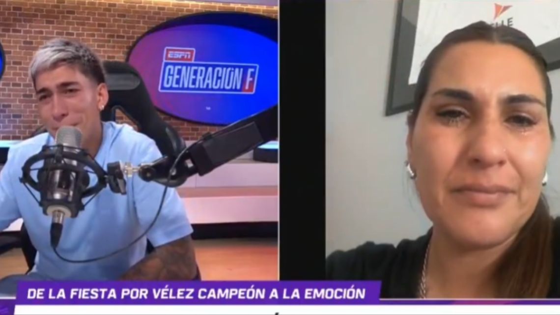 Un futbolista de Vélez anunció en vivo que le compró una casa a su madre