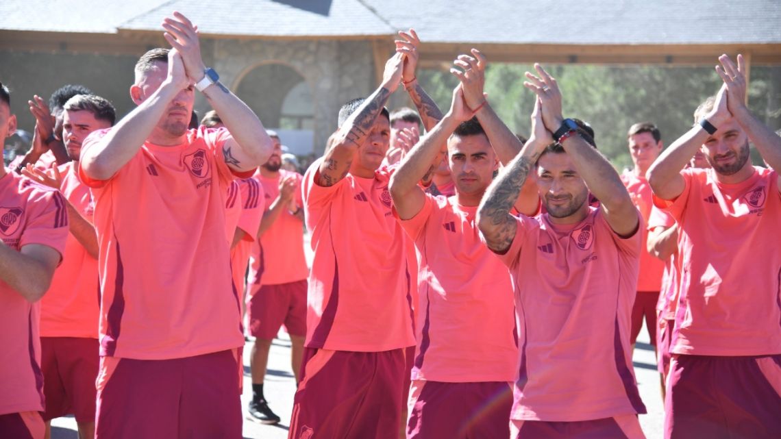 El multitudinario recibimiento de los hinchas de River al equipo de Gallardo en su llegada a San Martín de los Andes