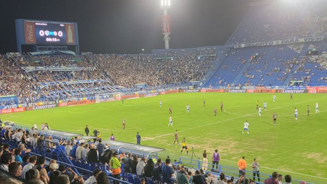 Impresentable: Vélez y Platense disputan su partido con una cancha en pésimas condiciones