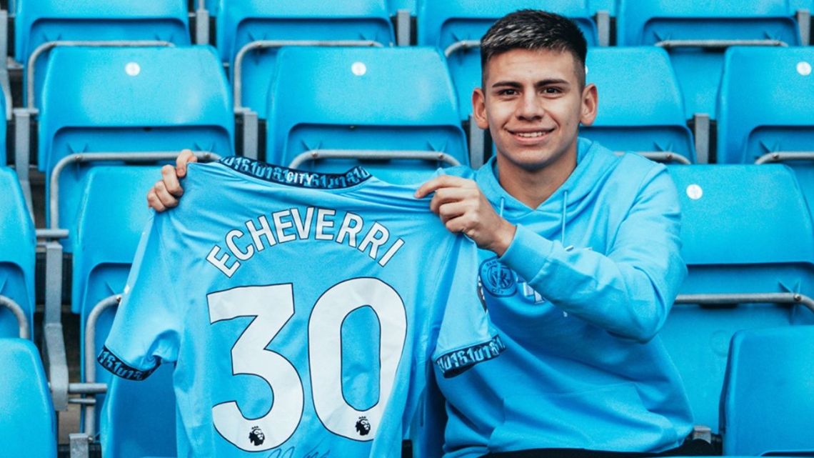 El Diablito Echeverri fue presentado oficialmente en el Manchester City: cuándo podría debutar
