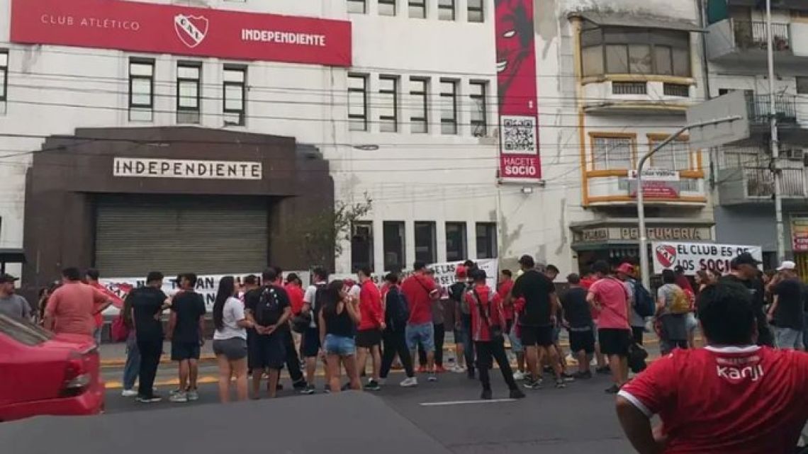 Protesta en Independiente: socios contra la violencia de barras bravas por el ataque a una mujer