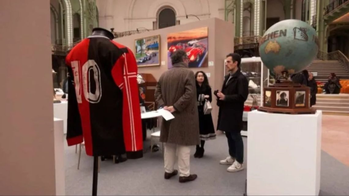 Locura por Messi en París: subastarán una camiseta de Newell´s utilizada por él en 1999 por una cifra millonaria