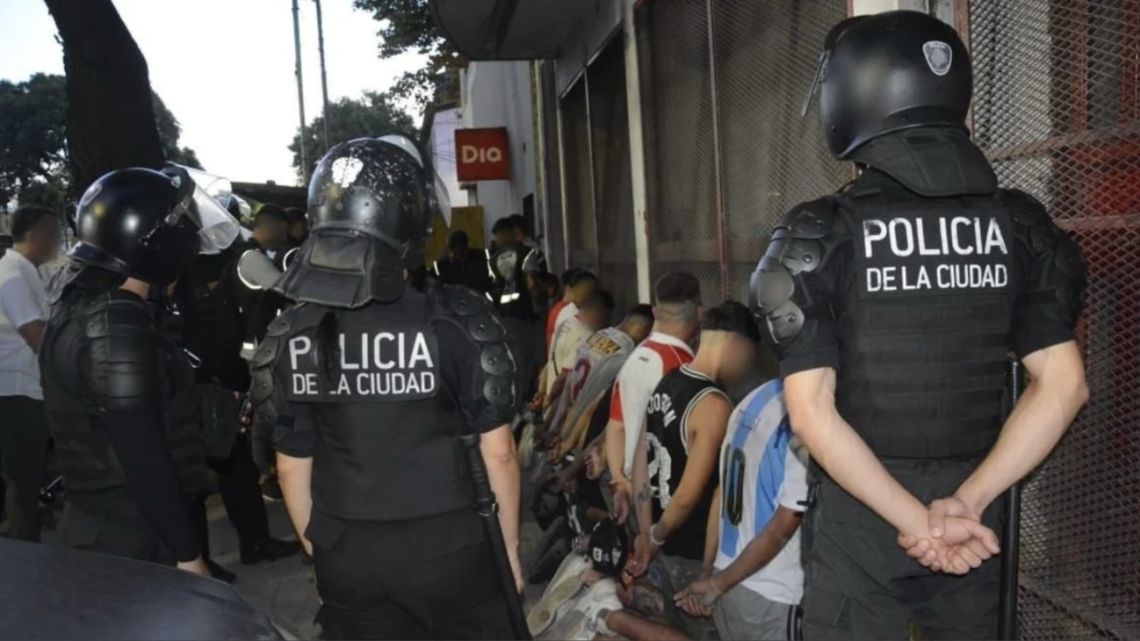 Hinchas de Huracán fueron detenidos tras disturbios contra la policía y sufrieron una durísima sanción