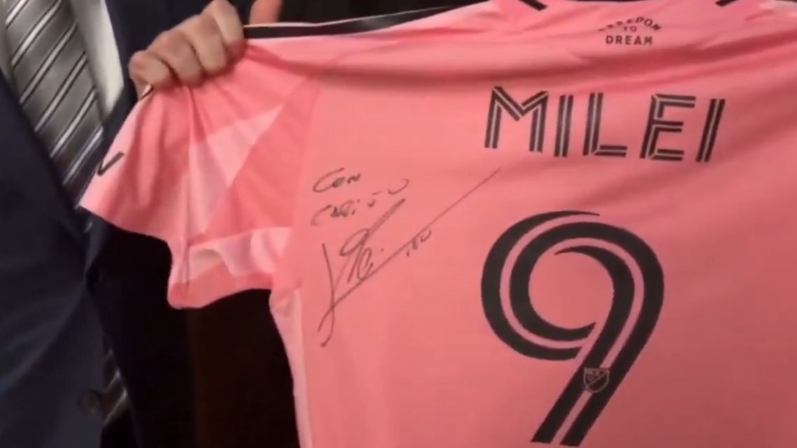 Polémica por “la 9 de Messi” que recibió Javier Milei: ¿Guiño especial o regalo protocolar?