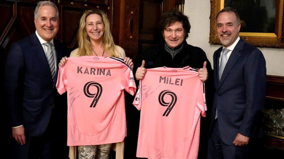 Javier Milei recibió un regalo único: la camiseta del Inter Miami con dedicatoria y firma de Lionel Messi