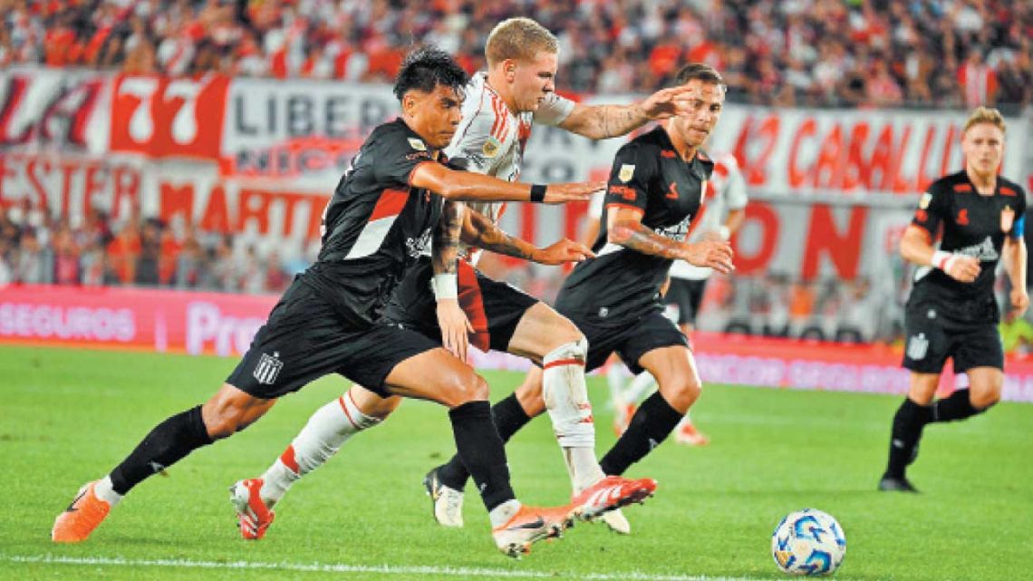 Estudiantes sorprendió en el inicio a River y llegó a la cima