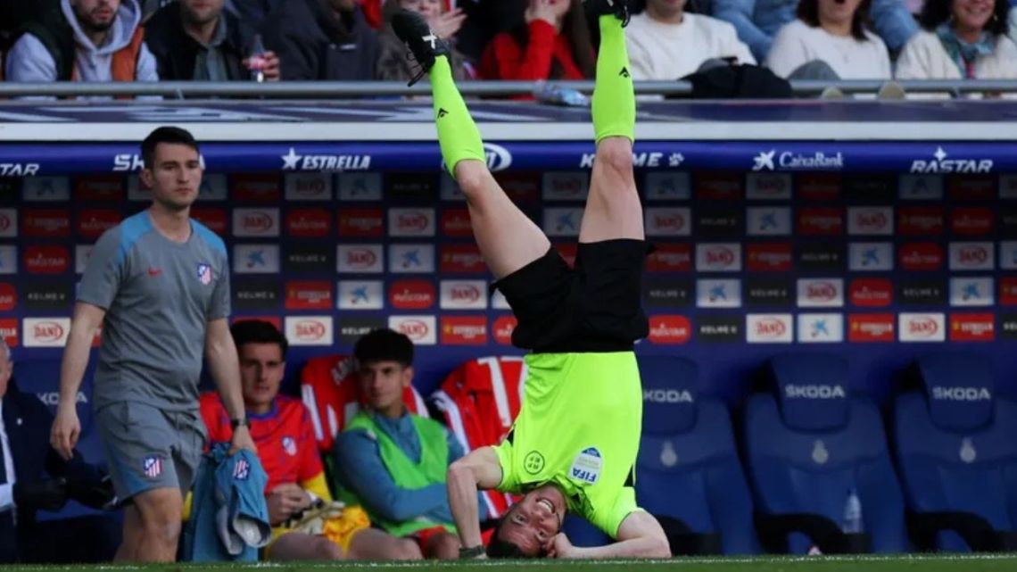 El tremendo choque entre Giuliano Simeone y un línea que se volvió viral