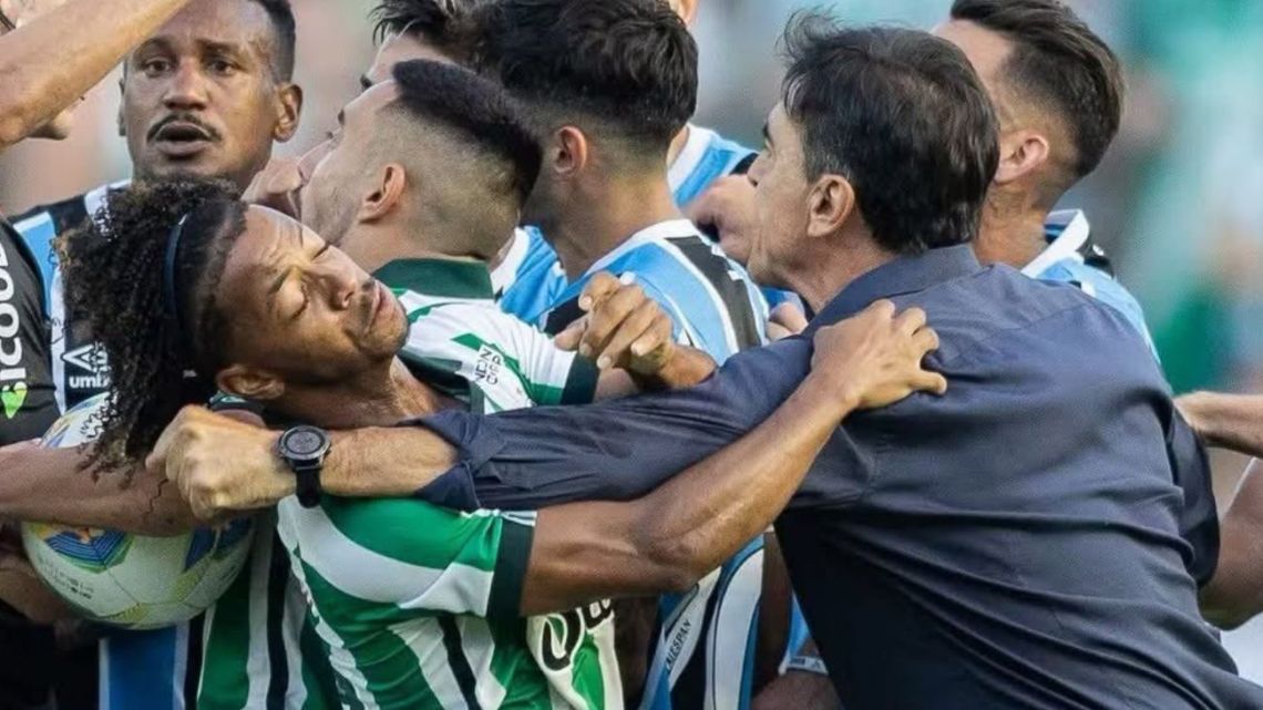 Escándalo en Brasil: Gustavo Quinteros se descontroló y le pegó a un jugador rival