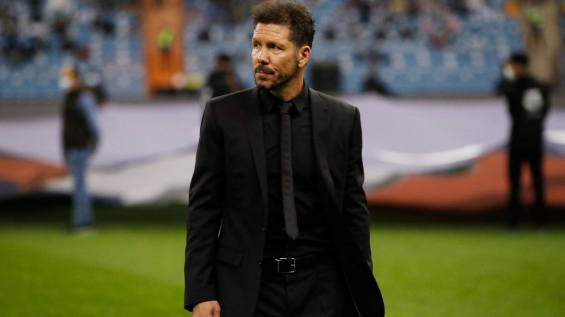 Tras el penal anulado de Julián, el "Cholo" Simeone explotó en conferencia de prensa: ¿La tocó o no la tocó?