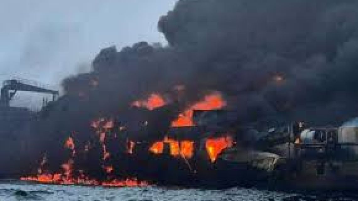 Impresionante explosión en el mar del Norte por el choque entre un barco carguero y uno petrolero