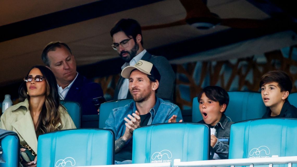 Espectador de lujo: Messi disfrutó del Masters 1000 de Miami, se saludó con Djokovic y fue ovacionado por todo el estadio
