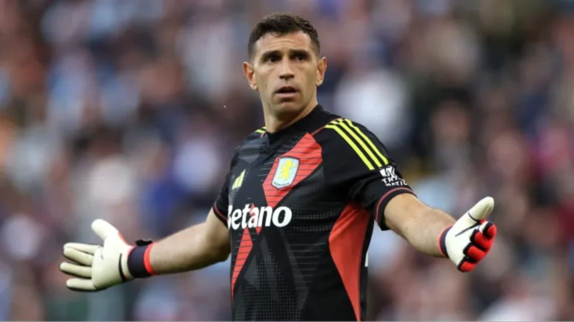 Un histórico arquero de la Premier League menospreció al Dibu Martínez: "No es ni top 10"