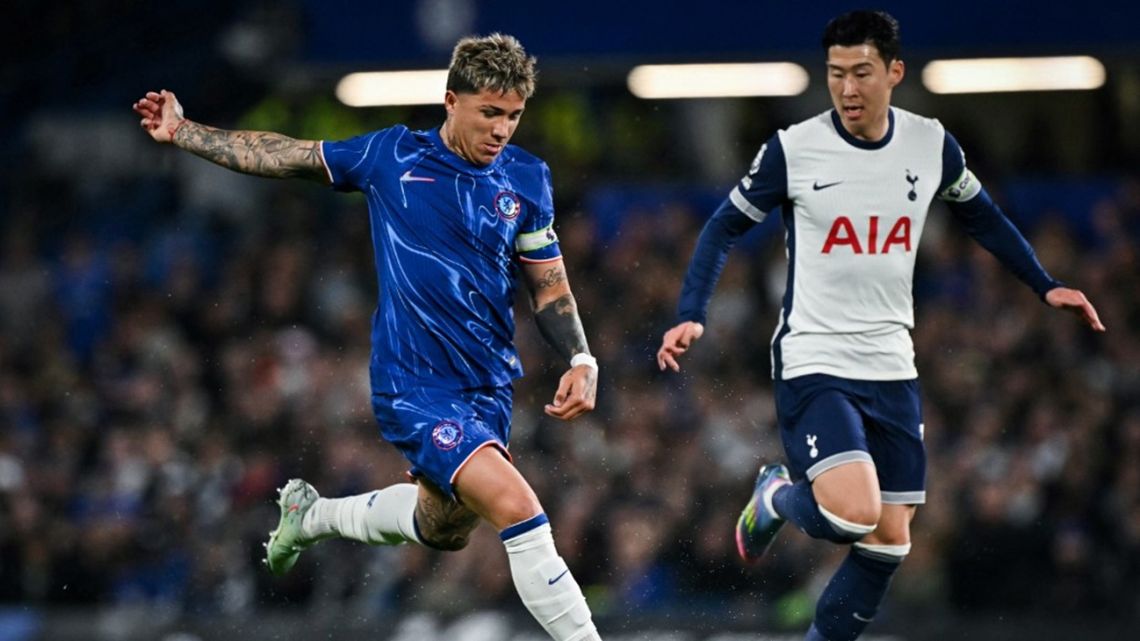 Enzo Fernández le ganó le duelo a Cuti Romero marcando el gol para el triunfo de Chelsea